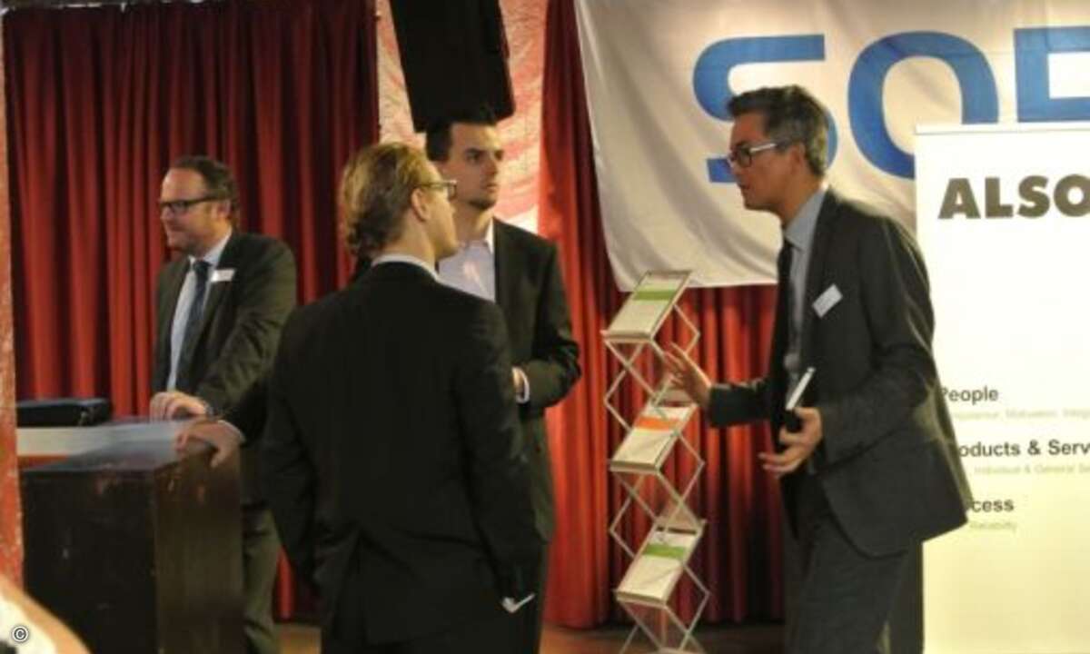 Christian Huber und Reto Bösch von Also im Gespräch mit Quentin Duval von Sophos (Foto: Sophos)