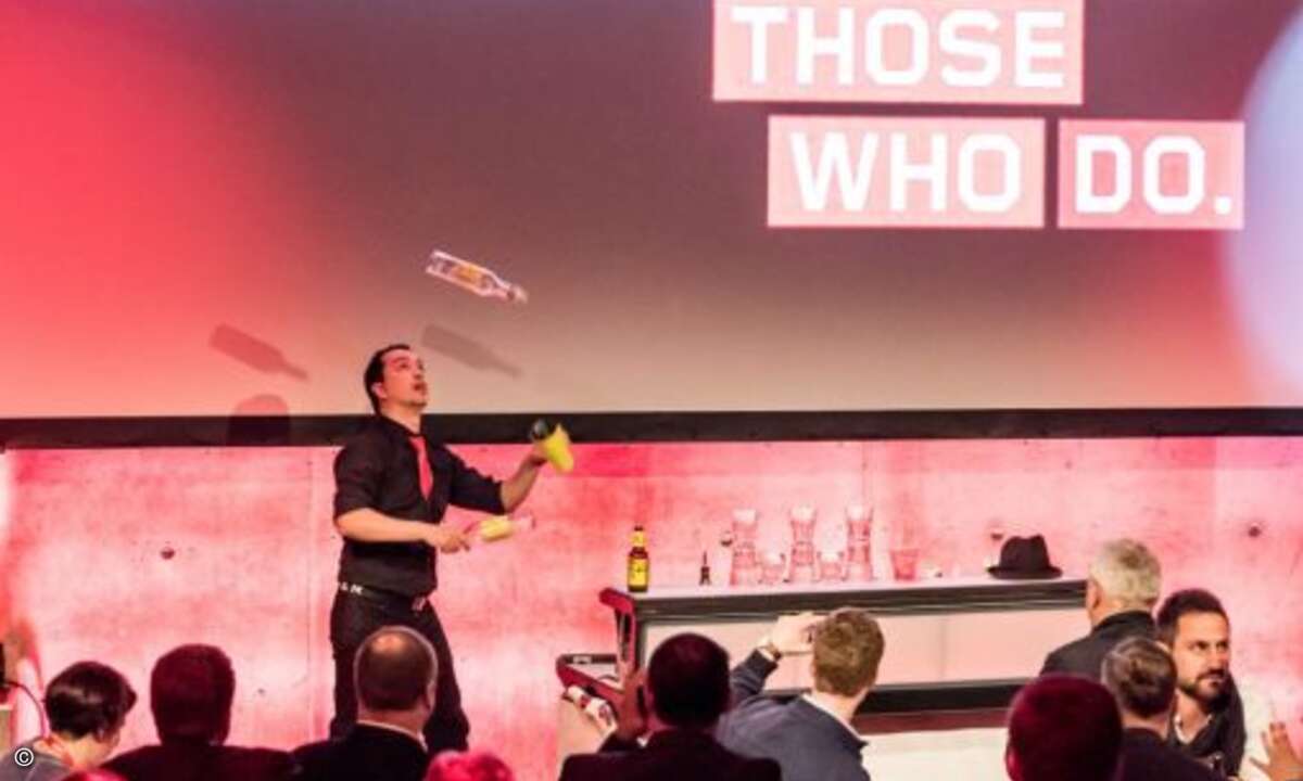 Jongliert statt nur gerührt - zum Party-Auftakt gabs Cocktails (Bild: Lenovo/COMEO Werbung PR Event)