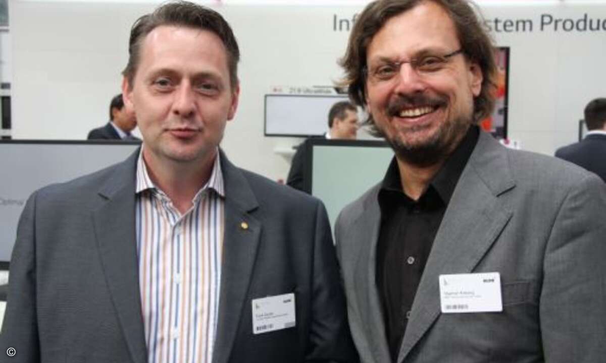 Frank Sander von LG und Stephan Kleberg von NMF Advertising fachsimpelten vor dem LG-Stand