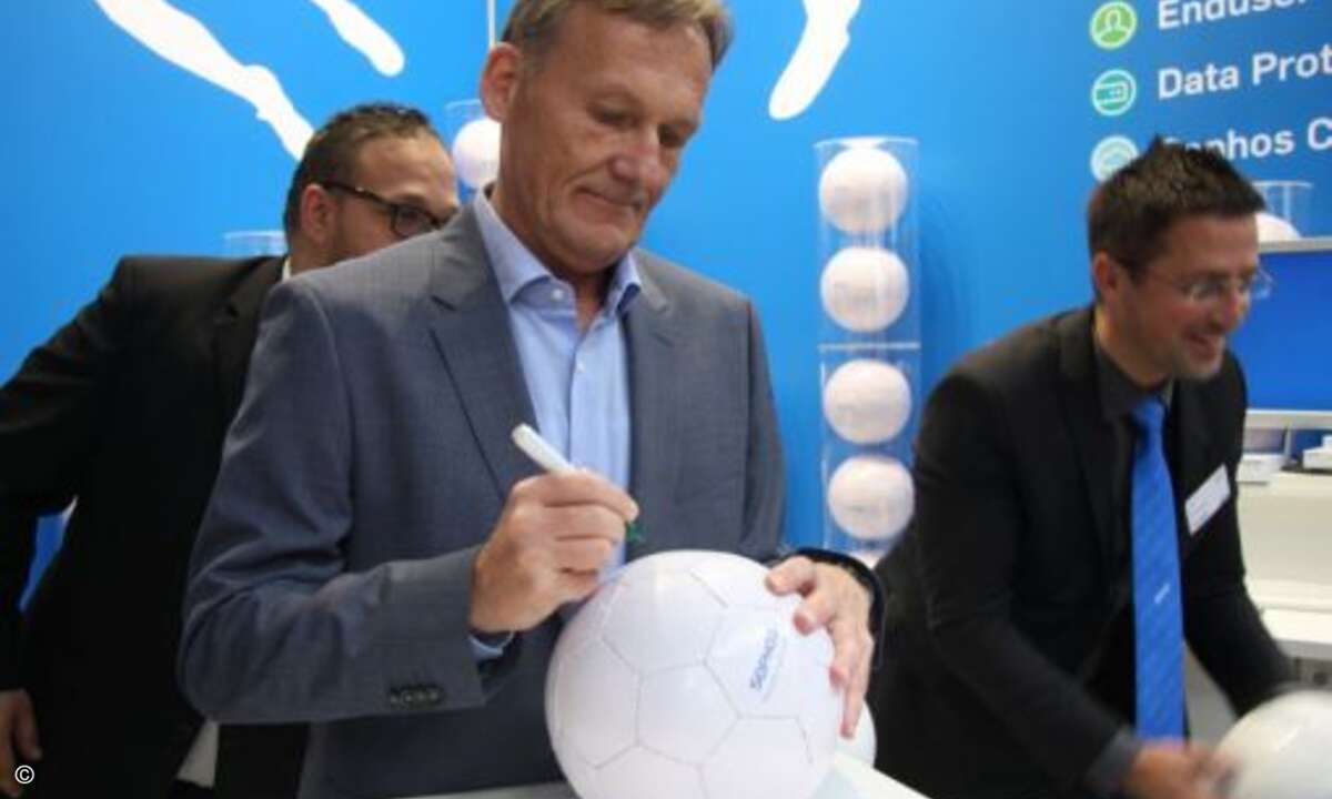 ...der nach der Rede noch den ein oder anderen Ball signierte