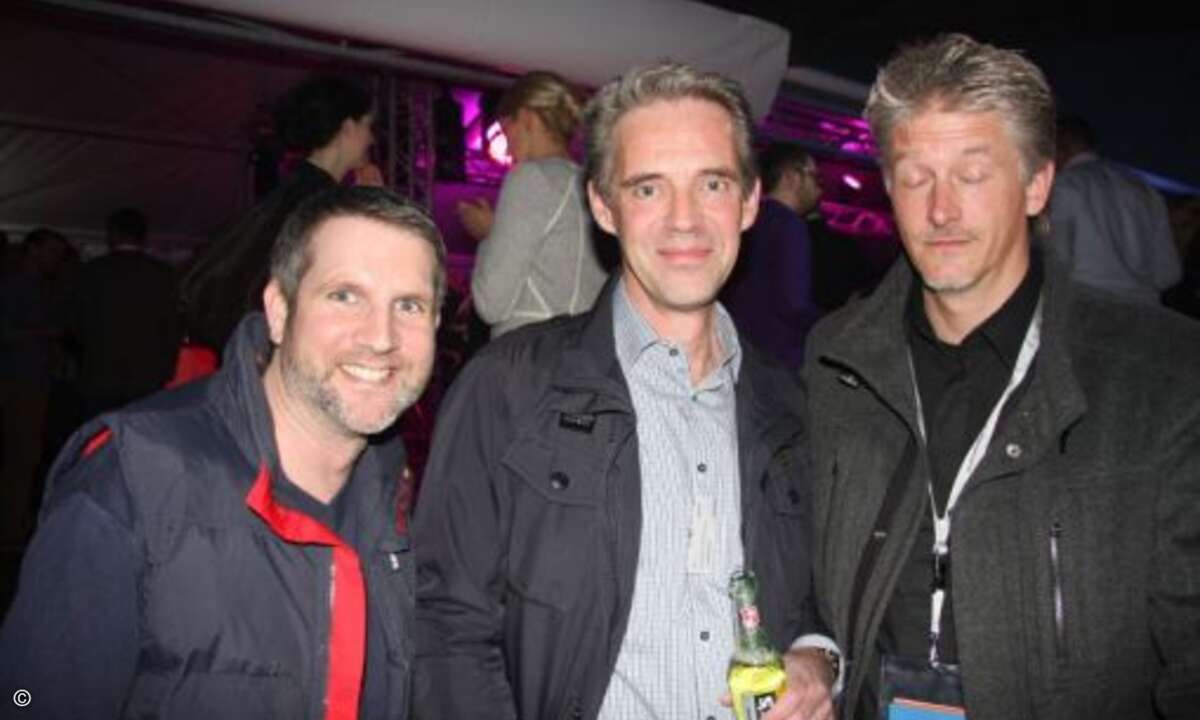 Stefan Kratzer und Christian Velroyen (beide Sandisk)wecken Marc Riemen auf