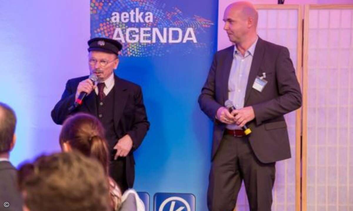 Die Buffetteröffnung übernahm Hausherr August Horch himself (links)