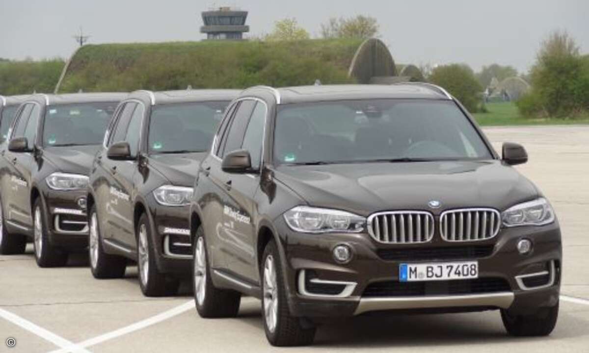 Wo einst die Kampfjets des Militärflughafens Fürstenfeldbruck starteten und landeten, donnert heute anderes schweres Gerät über den Asphalt (Foto: Lars Bube / crn.de)