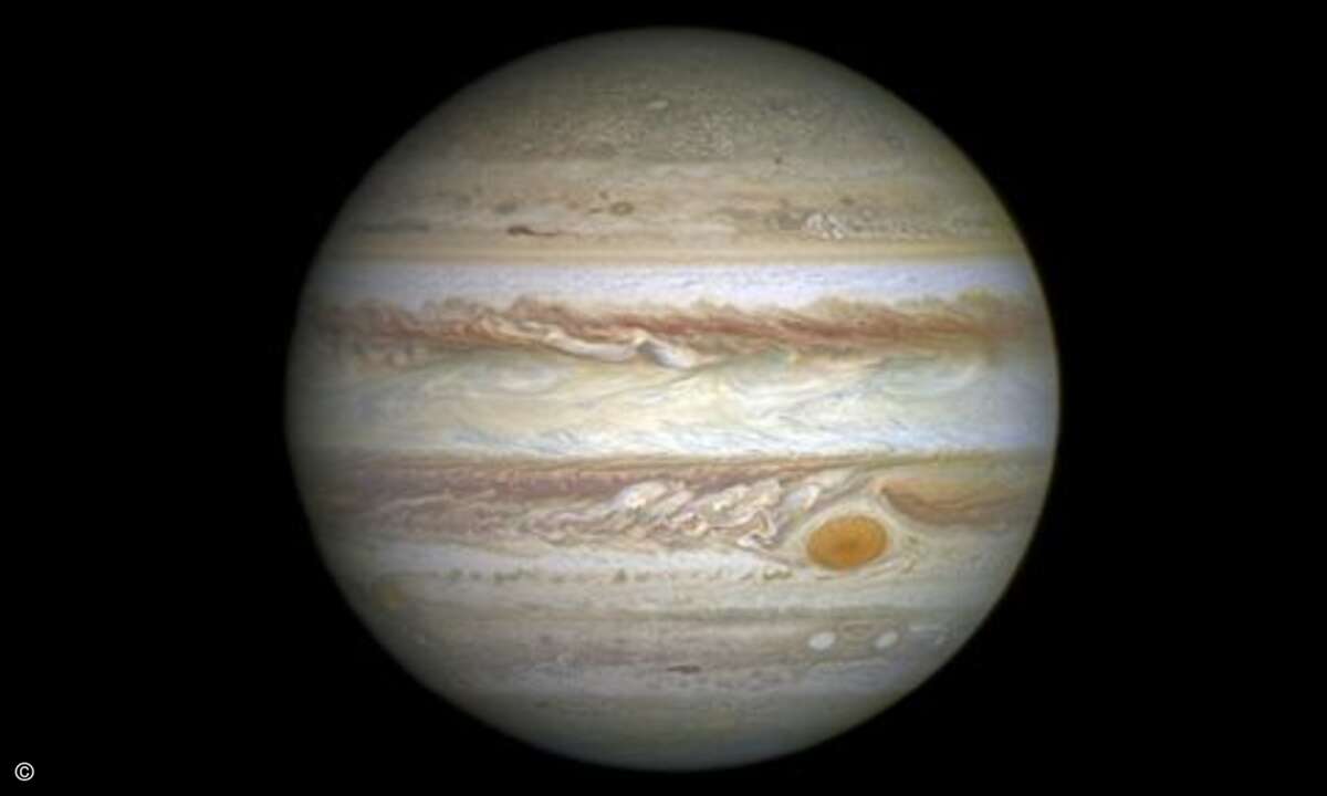 Jupiter, der fünfte Planet unseres Sonnensystems, mit seinem berühmten roten Fleck (Foto: NASA, ESA, and A. Simon (Goddard Space Flight Center)