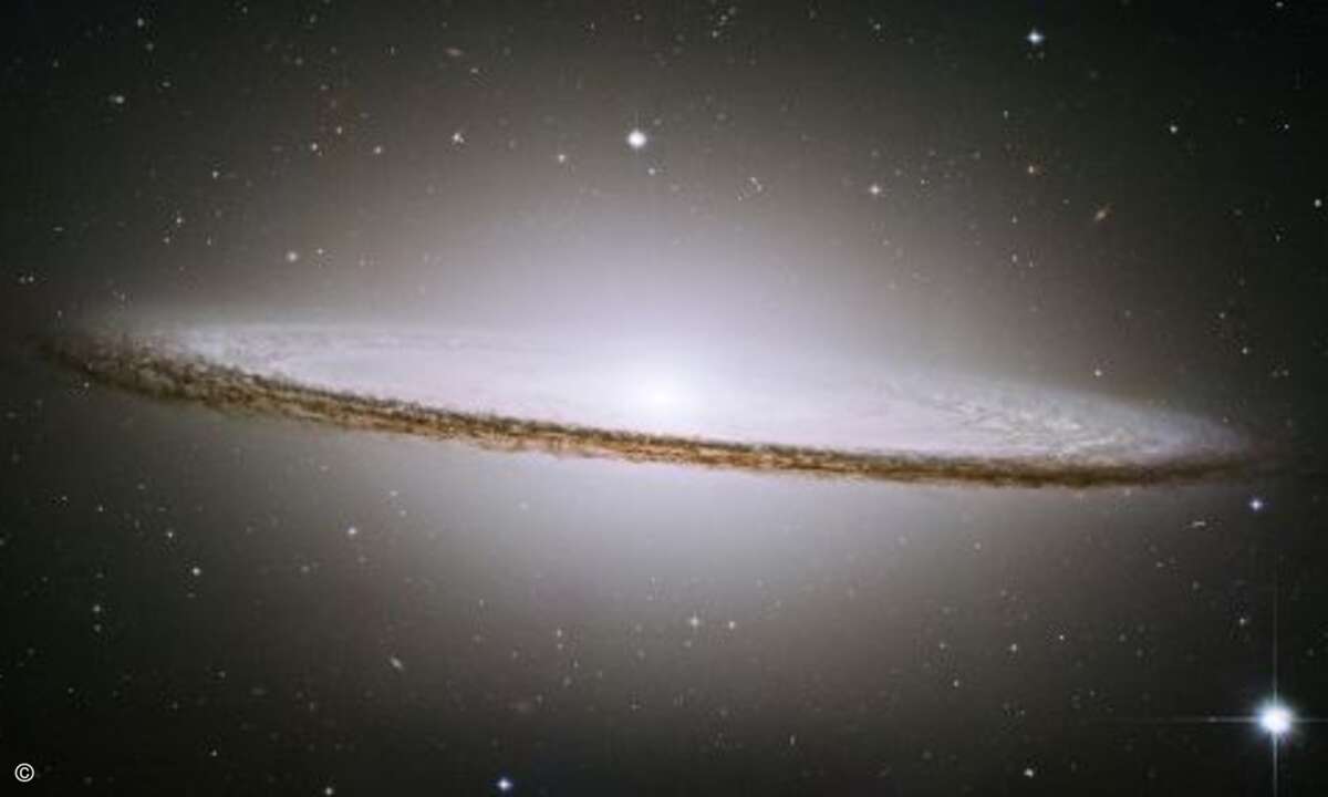 Sombrero-Galaxie in der Virgo-Konstellation. Allein die Breite dieser Galaxie beträgt 50.000 Lichtjahre (Foto: NASA and the Hubble Heritage Team (STScI/AURA)