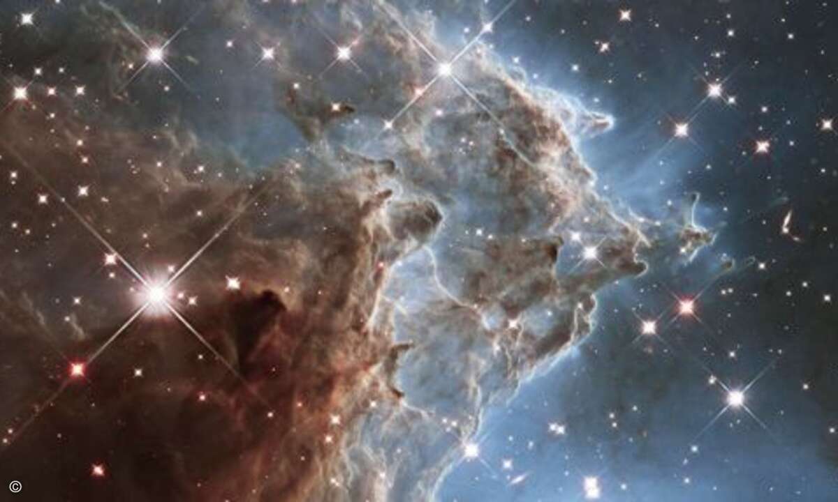 Der Affenkopfnebel in der Orion-Konstellation. Rund 6.400 Lichtjahre entfernt, besteht der Nebel vor allem aus Wasserstoff, der ultraviolettes Licht bricht (Foto: NASA, ESA, and the Hubble Heritage Team (STScI/AURA)