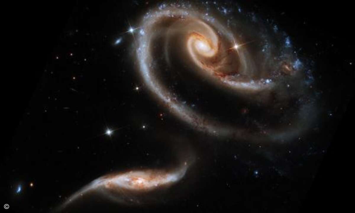 Zwei Spiralgalaxien im Andromeda-Sektor vereinigen sich zu einer wunderschönen Weltraumblüte. Dieses einzigartige Schauspiel ereignete sich in rund 350 Millionen Lichtjahren (Foto: NASA, ESA, and the Hubble Heritage Team (STScI/AURA)