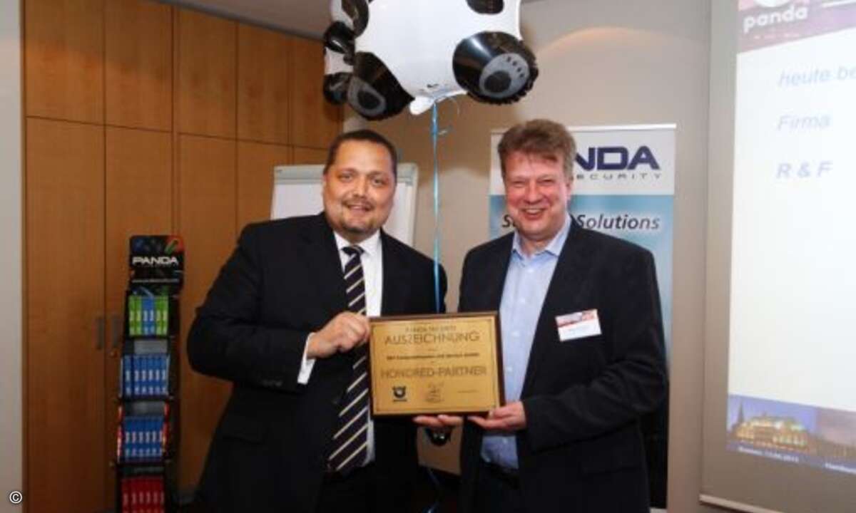 Jan Lindner überreicht Bernd Feyer von R&F Computer die Auszeichnung als »Honored-Partner« (Foto: Panda Security)