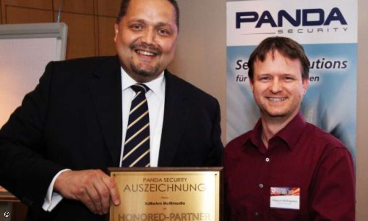 Magnus Mühlinghaus von XdReAm Multimedia erhält eine »Honored-Partner«-Plakette vom Jan Lindner (Foto: Panda Security)