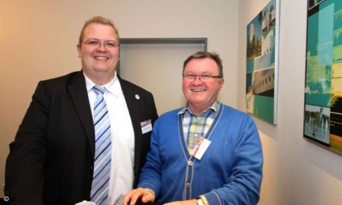 Sebastian Goll von Panda im Gespräch mit Thomas Filipczyk von TF-Computersysteme, der anschließend ebenfalls noch eine Auszeichnung erhielt (Foto: Panda Security)