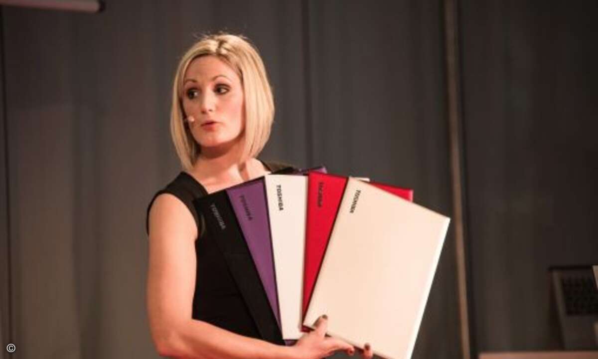 Katrin Raddatz, Product Manager Consumer IT, zeigt die neuen Farbkonzepte (Bild: Toshiba)