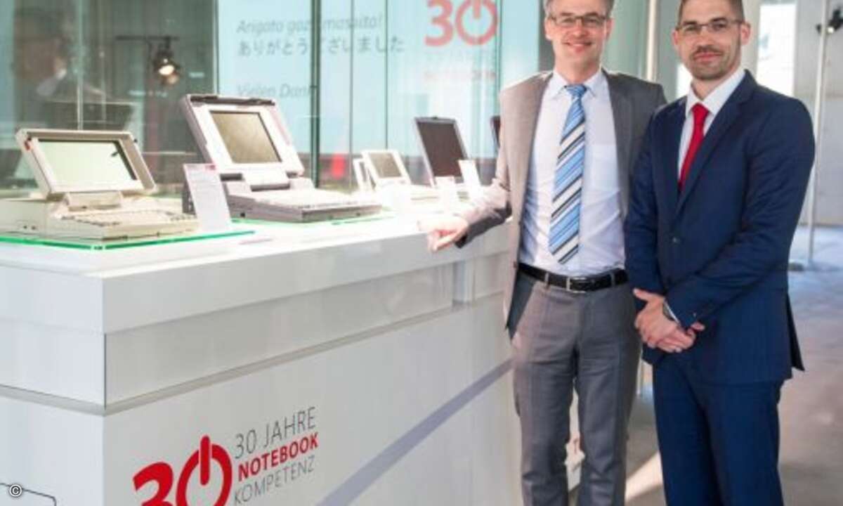 Sven Bender, Head of Sales B2C PC Deutschland/Österreich und Gabriel Willigens, Business Unit Director B2C PC Deutschland/Österreich, vor historischen Notebooks von Toshiba (Bild: Toshiba)