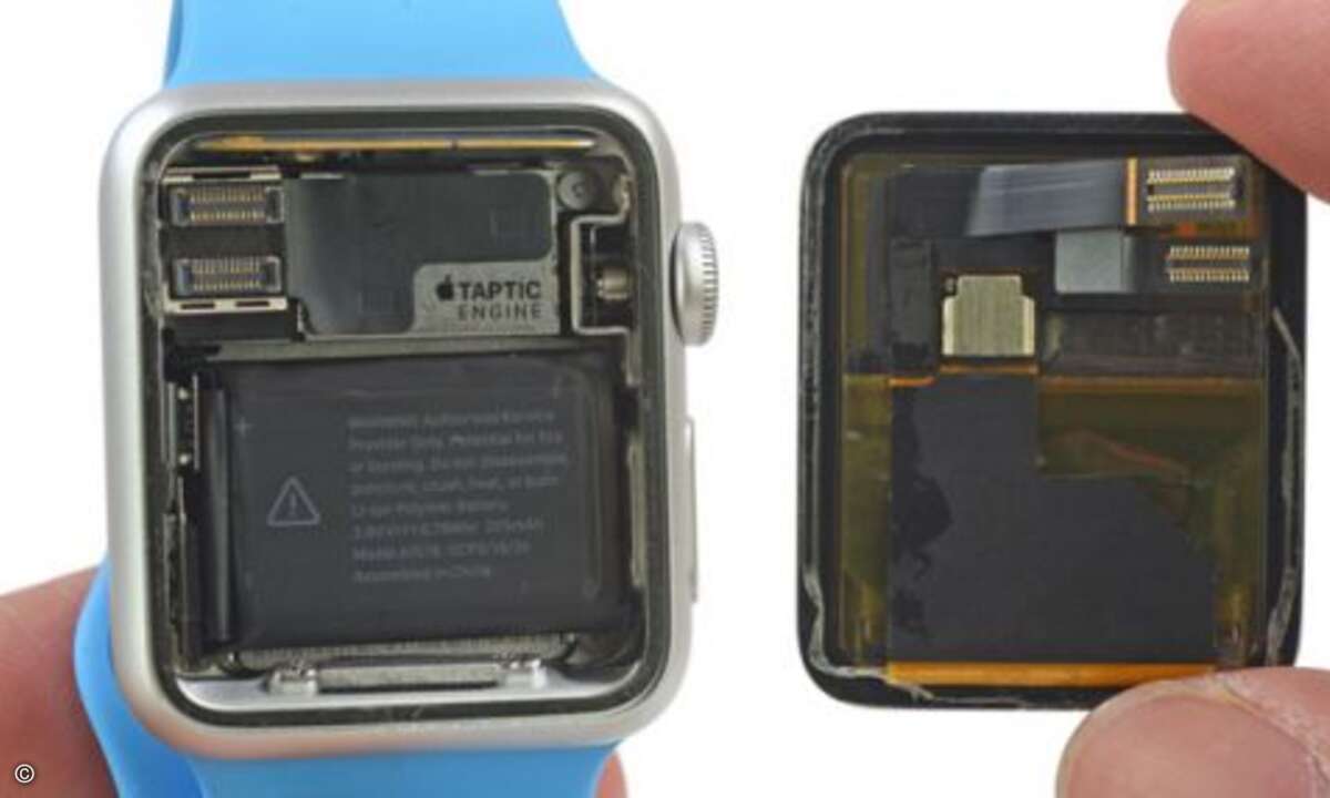 ...erkennen wir die beiden Highlights der Apple Watch: Den Taptic Engine genannten Vibrationsmotor und die digitale Krone. Das haptische Feedback wird über Apples eigenen Linearaktuator erzeugt, der direkt am Lautsprecher montiert ist (dieser verstec