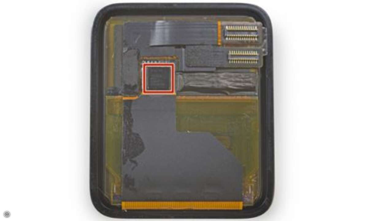 Auch auf der Displayeinheit können wir einen Chip zuordnen. Der Touchscreen-Conroller stammt von Analog Devices (AD7166) und basiert auf dem ARM Cortex M3. Beim Display selbst handelt es sich vermutlich um einen Plastic AMOLED Bildschirm von LG. Sich
