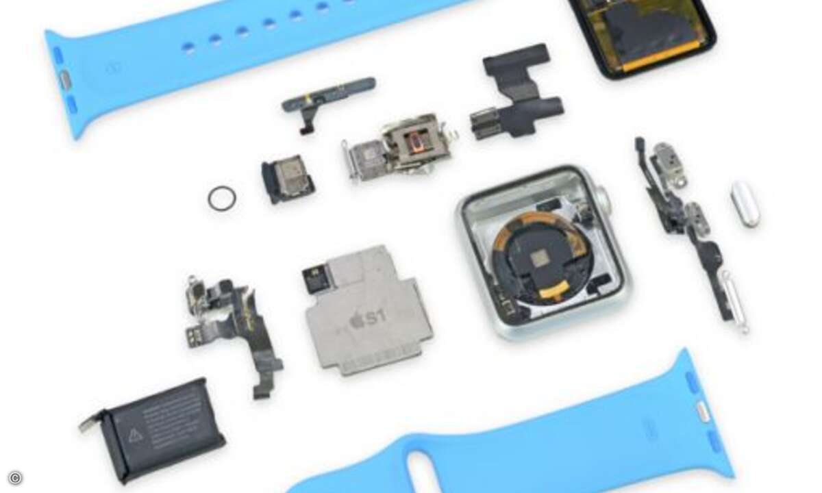 Beim Blick auf die Einzelteile der Apple Watch Sport zeigt sich, dass der geringe Platz wirklich optimal ausgenutzt wurde. Die Spule für das induktive Laden verläuft um die Puls-Sensoren (siehe Gehäuse). Letztere enthalten übrigens einen Texas Instru