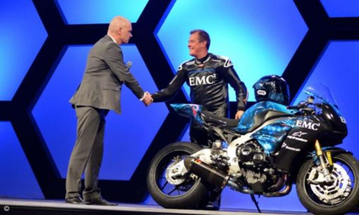 In Rennanzug und Maschine von Motorradlegende John McGuinness stecken unzählige Sensoren, deren Daten mit Big Data-Lösungen von EMC gesammelt und ausgewertet werden (Foto: EMC)