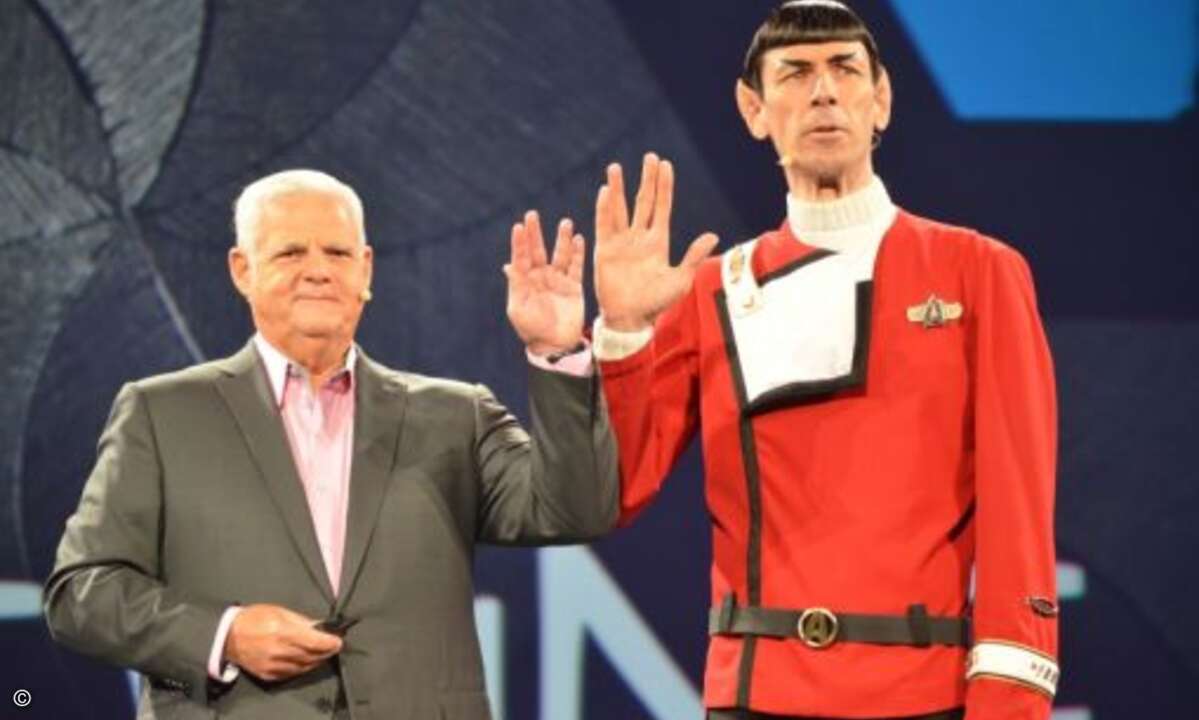 Live long and prosper: EMC-CEO Joe Tucci und Überraschungsgast Spock verabschieden sich vom Publikum (Foto: EMC)