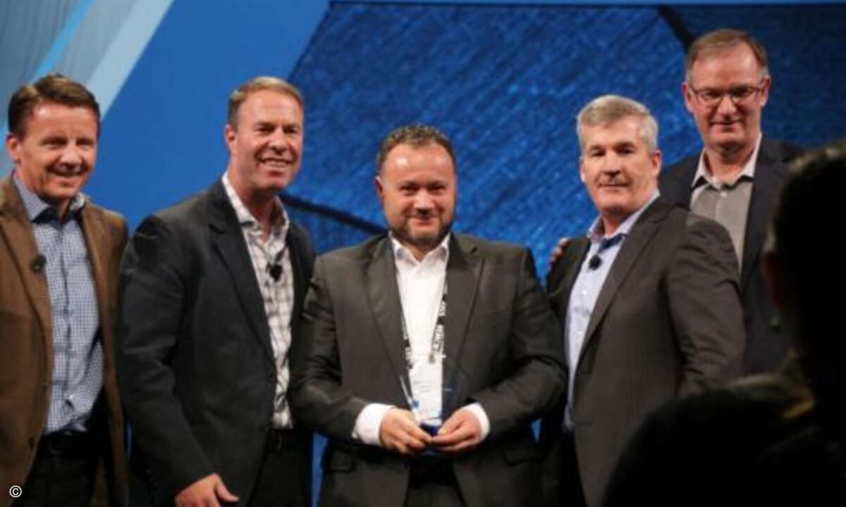 Oliver Kübel (Mitte) nahm für Bechtle die Auszeichnung als »EMEA Solution Provider of the Year« entgegen (Foto: CRN)