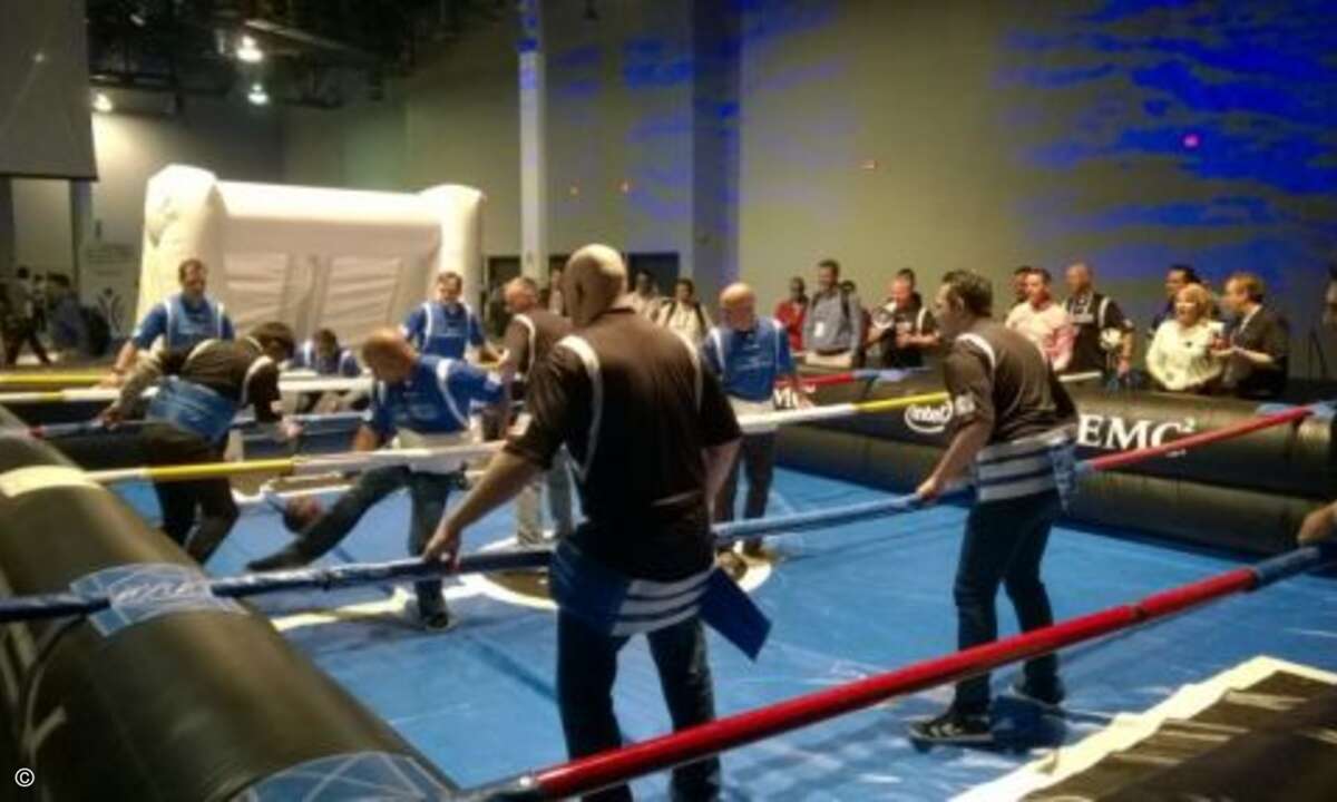 Auch das ist EMC World: Tischfußball in Lebensgröße und mit menschlichen Spielerfiguren (Foto: CRN)