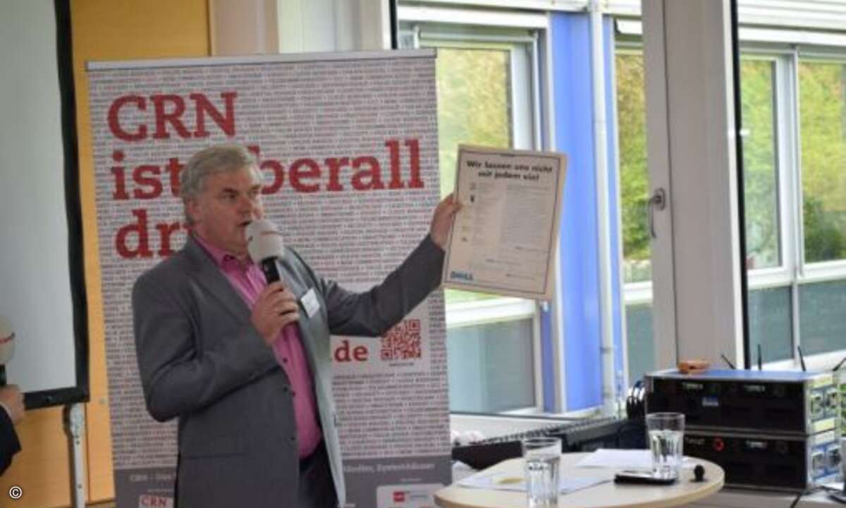IT-Geschichte: Martin Fryba zeigt eine Dell-Anzeige aus der ersten CRN-Ausgabe (Foto: CRN)