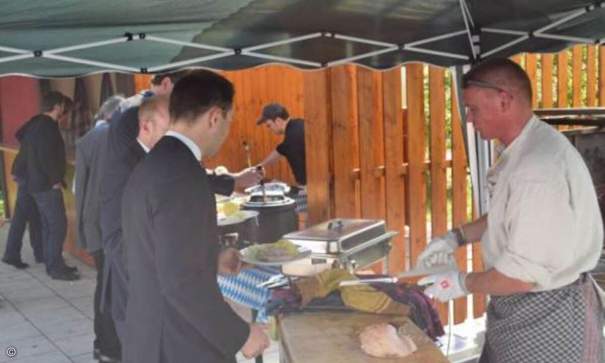 Die ersten Hungrigen warten an der Ausgabe (Foto: CRN)