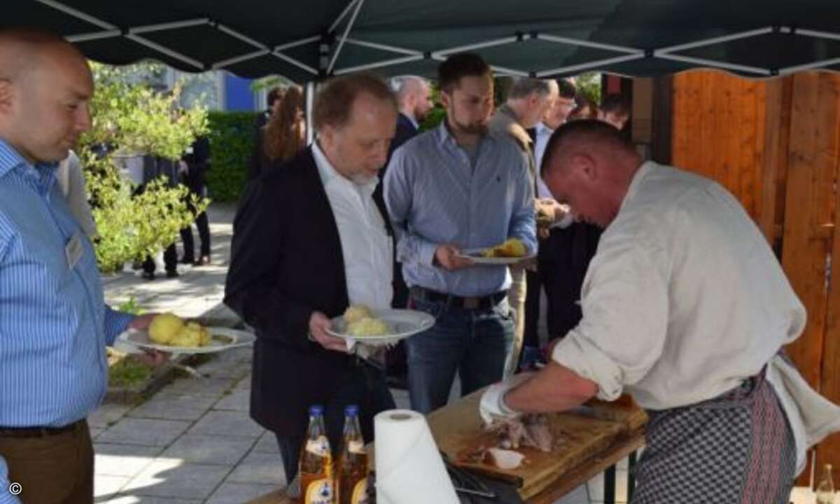 Der Andrang für das Spanferkel war groß (Foto: CRN)