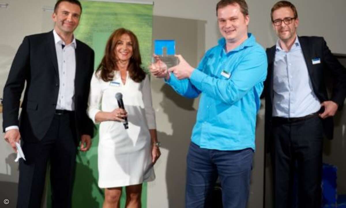 Rookie des Jahres: Christian Ruppert freut sich über den von Maik Höhne, Karin Wolf und Jörg Hesske überreichten Award (Foto: NetApp)