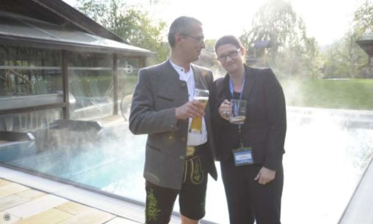 Michael Thoma von Baghus und Alexandra Suchy von Infinigate stoßen mit Bier an, das Barracudas EMEA Sales-Chef Markus Walcher gebraut hat (Foto: Barracuda Networks)