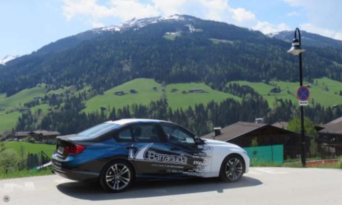 Das »Cuda Car« präsentiert sich vor den Tiroler Alpen (Foto: Barracuda Networks)