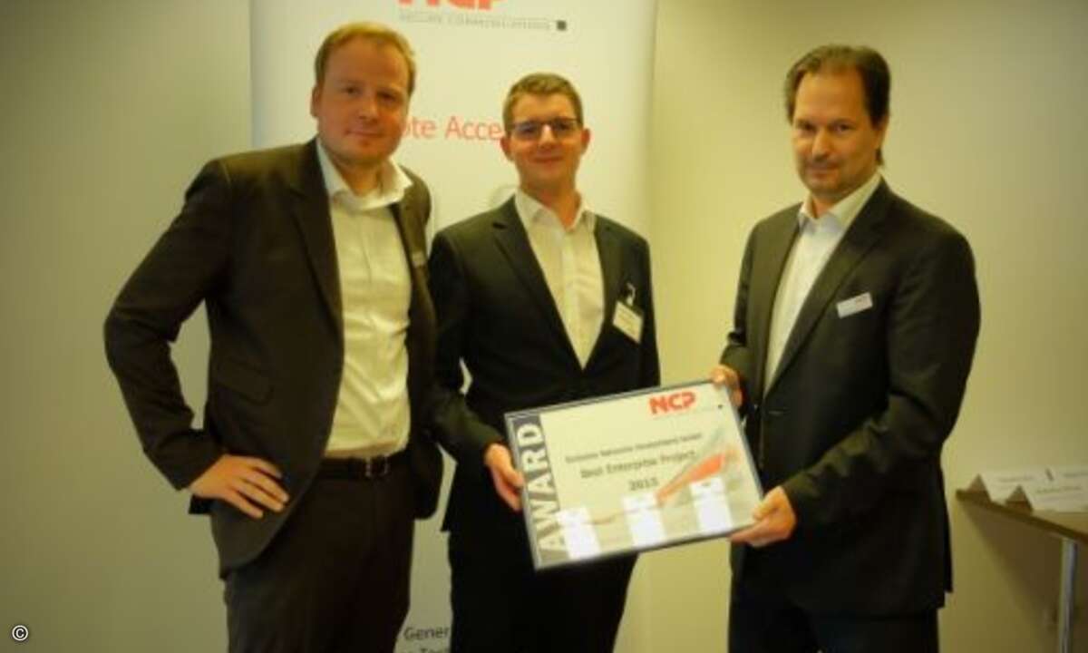 Oliver Wenning und Marco Weyer von Exclusive Networks (links und Mitte) freuen sich über den »Best Enterprise Project«-Award (Foto: NCP)