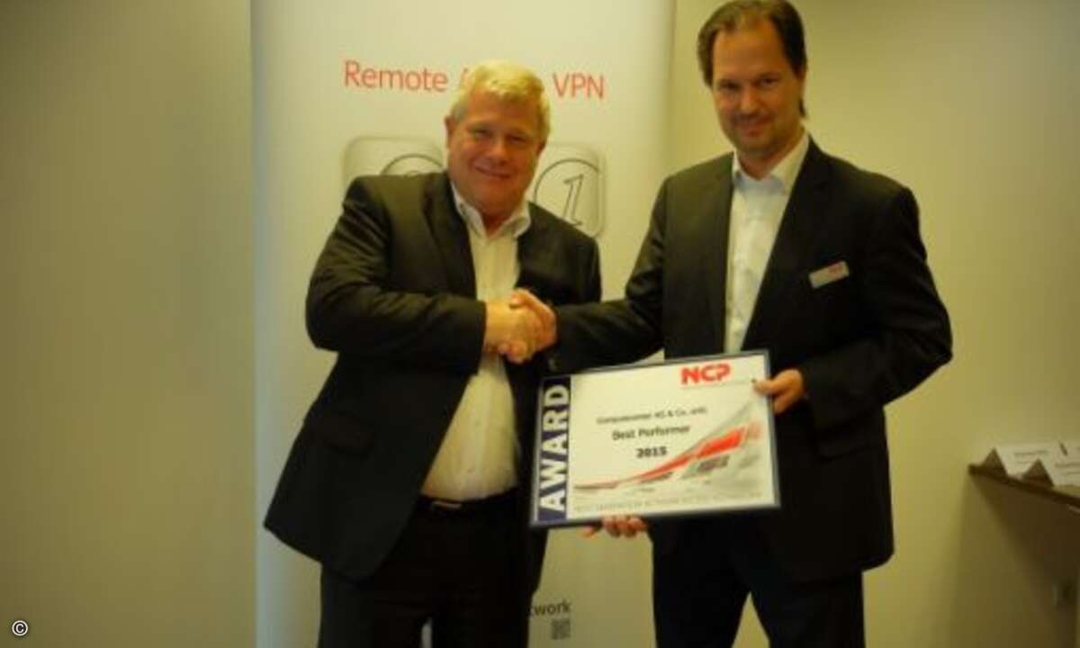 Patrick Oliver Graf von NCP (rechts) gratuliert Reinhard Stüwe von Computacenter zum »Best Performer«-Award (Foto: NCP)