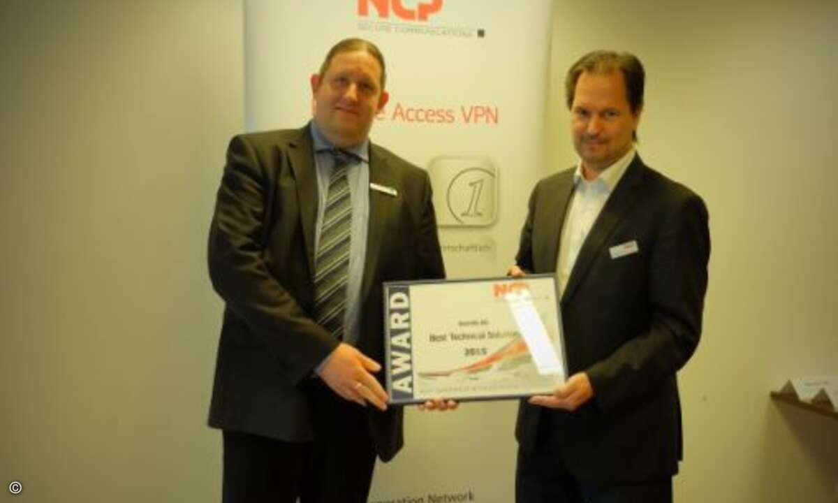 Golo Königshoff von Bechtle bekommt die Auszeichnung für die »Best Technical Solution« von NCP-Geschäftsführer Patrick Oliver Graf überreicht (Foto: NCP)