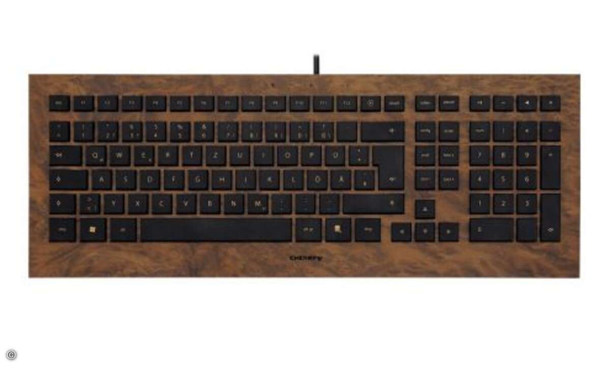 Drei Cherry Design-Tastaturen
Veredeln Sie Ihren Arbeitsplatz mit einer ultraflachen Cherry Tastatur aus der Design-Manufaktur Testa Motari. Die limitierte Sonderedition für Liebhaber schönen Designs vereint höchste technische Qualität und äußerste