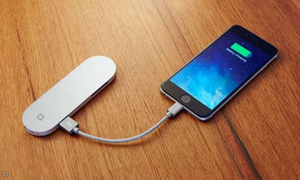 Wer die Variante mit integriertem Akku (800 mAh) wählt, kann damit auch ohne MacBook sein iPhone aufladen. Dafür ist sie 4 Millimeter dicker (Foto: Nonda)