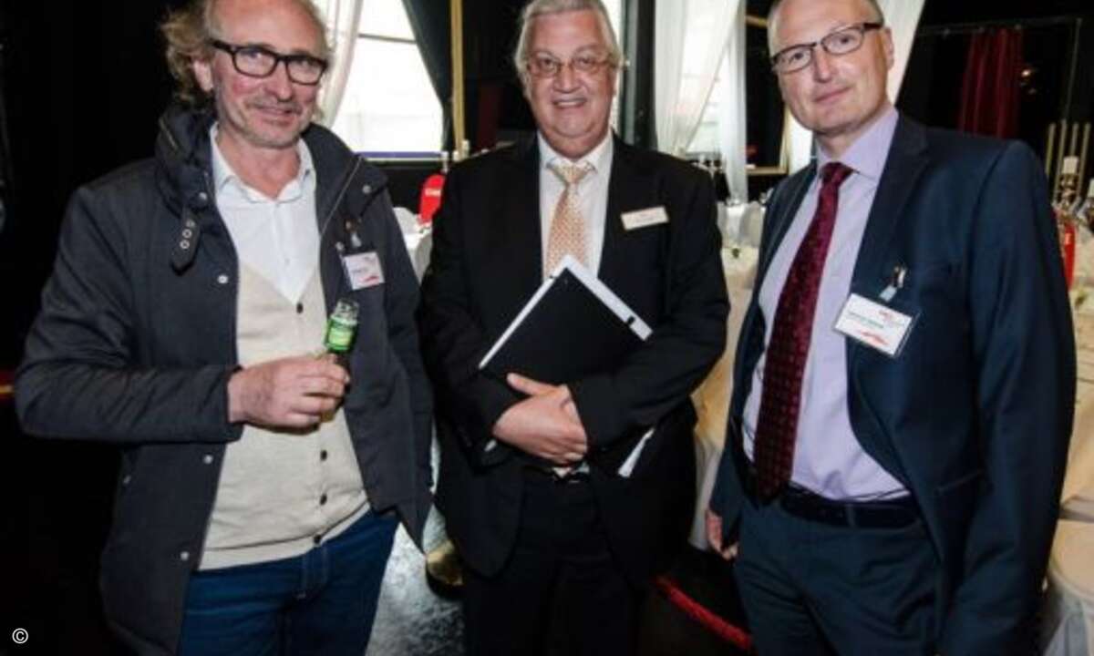 Rene Lange von Oki  mit seinen beiden Partnern Rüdiger Guhl (Guhl Technologies) und  Hartmut Gerke (Gehrke bürosysteme)  (Foto: Oki Systems)