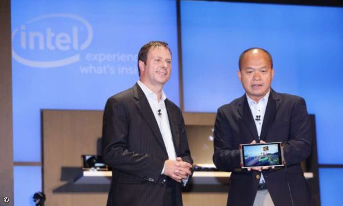 Kirk Skaugen, Senior Vice President und General Manager der Intel Client Computing Group und ST Liew, Smart Products President Acer, präsentieren neue Tablets mit Intels Atom x7-CPU (Bild: Intel)