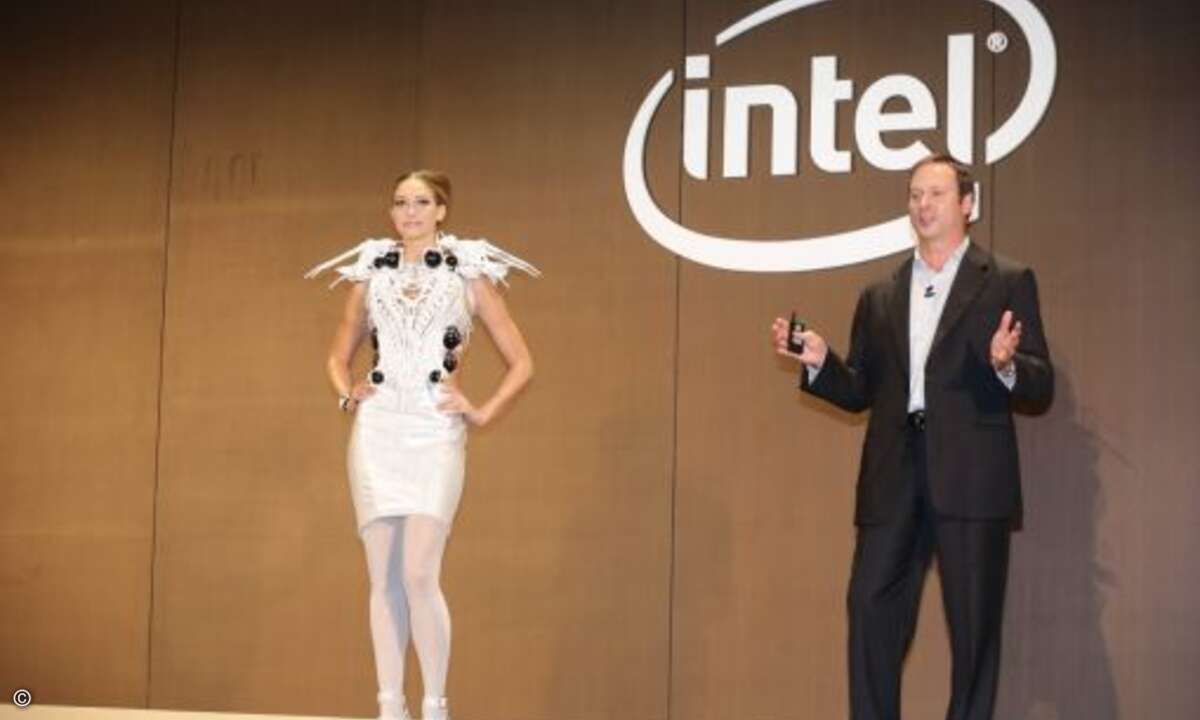 Intel zeigt das Kleid der Zukunft: Das SmartDress ist mit zahlreichen Sensoren ausgerüstet und kommt aus dem 3D-Drucker (Bild: Intel)