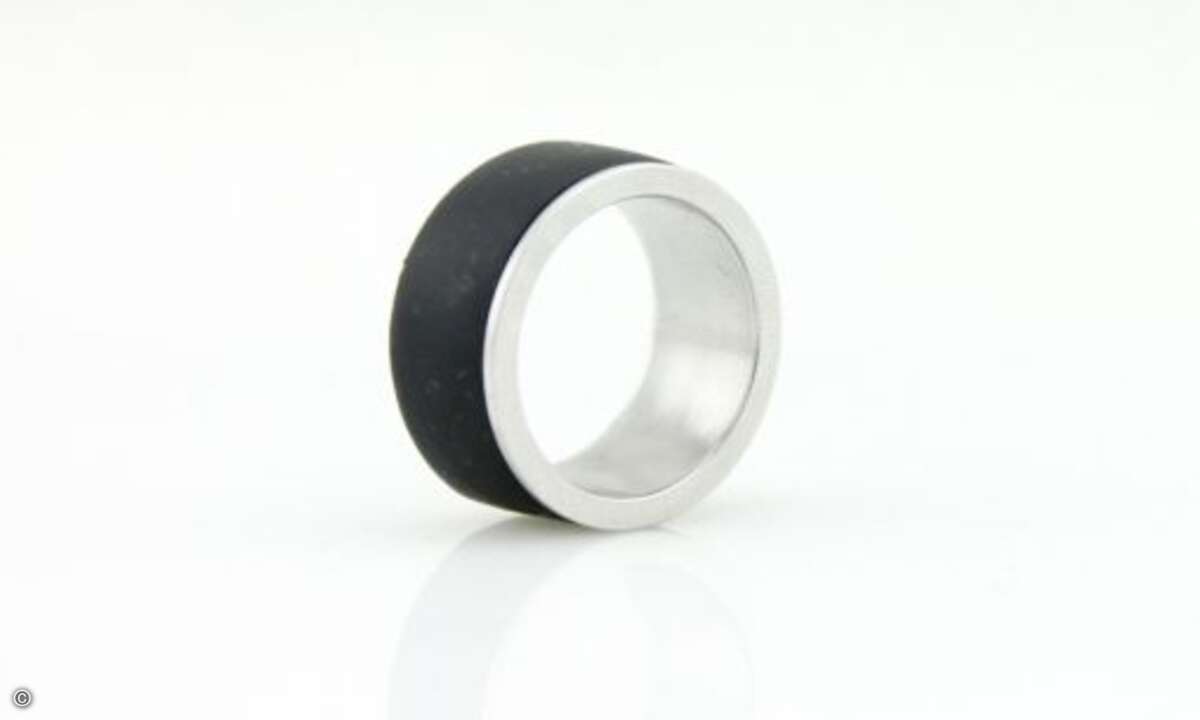 Der Lycos Ring dagegen ist kein Fitnesstracker, sondern bietet Funktionen zum Entsperren des Smartphones, als Security-Token beim Login in Apps und Websites sowie zum Versand von Nachrichten und Kontaktinfos (Foto: Lycos)