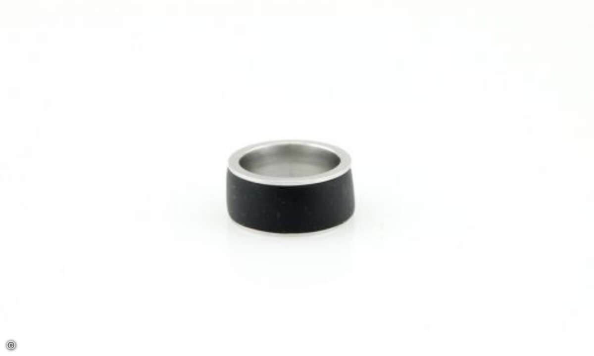 Ring und Band sind wasserdicht bis ein Meter Tiefe und halten die Verbindung zum Android-Smartphone via Bluetooth (Foto: Lycos)