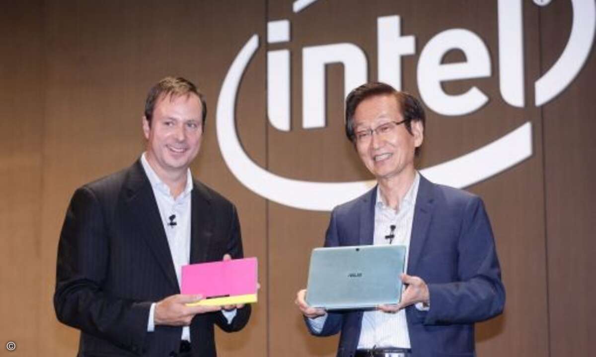 Asus-Chef Jonney Shih und Kirk Skaugen, General Manager der Intel Client Computing Group, stellen das neue »Asus Transformer Book T100 HA« und das neue »ZenPad« vor (Bild: Intel)