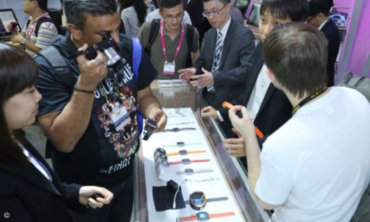 Heiß umlagert waren die neuen »ZenWatch 2« von Asus(Bild: Computex)