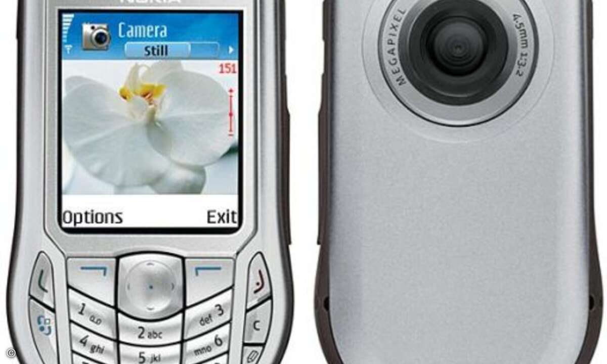Trotz der gewöhnungbedürftigen Form war das 6630 beliebt. Als eines der ersten Smartphones unterstützte es den neuen Standard UMTS und wurde mit dem damals leistungsstarken Betriebssystem Symbian S60 ausgeliefert (Bild: Nokia)