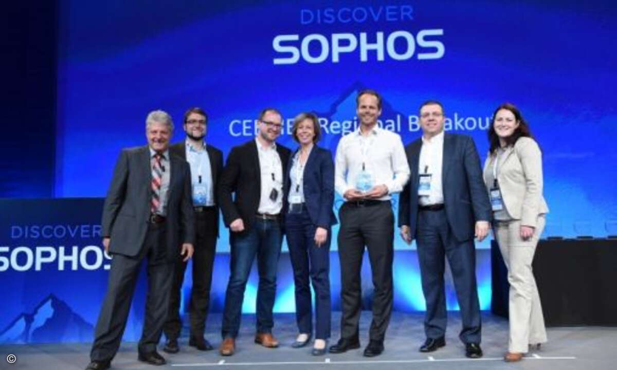 Da wird die Bühne voll: Das Team von Infinigate holt sich die Auszeichnung als »Distributor of the Year« für die EMEA-Region ab (Foto: Sophos)