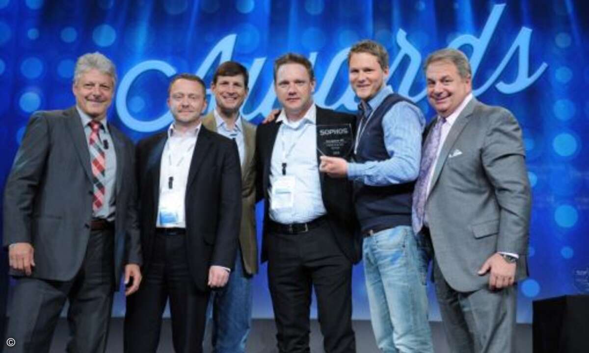 Comparex wurde als »Partner of the Year EMEA« ausgezeichnet, den Preis nahmen Rainer Ott (2.v.l.), Rene Schoppe (3.v.r.) und Falko Sperling (2.v.r.) entgegen (Foto: Sophos)