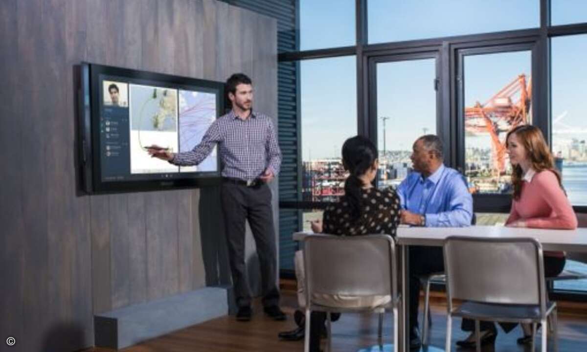 Bedient wird das Surface Hub per Touch - der Nutzer kann Objekte mit dem Finger verschieben oder mit dem Surface Hub Pen wie auf einem Whiteboard schreiben (Foto: Microsoft)