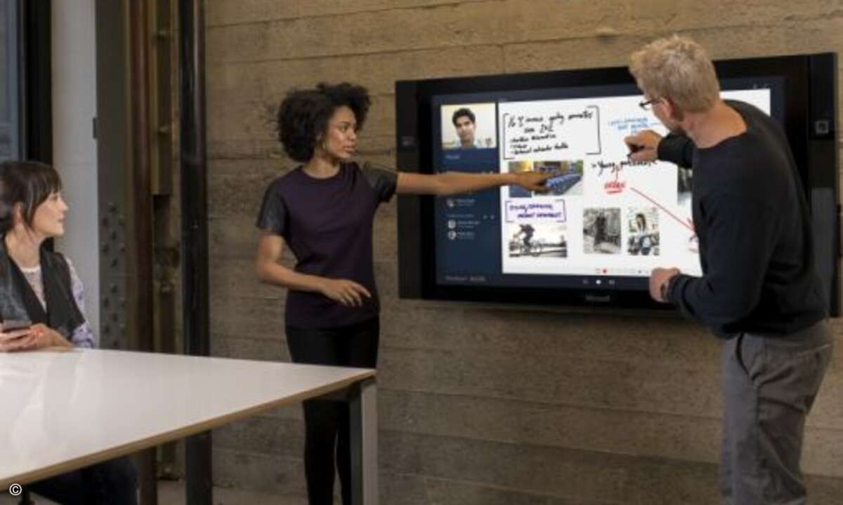 Auch mehrere Kollegen zugleich können am Surface Hub arbeiten - sein Touchscreen erkennt bis zu 100 gleichzeitige Berührungen (Foto: Microsoft)