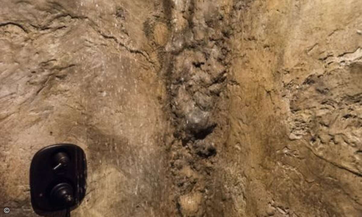 Für die kleine Erfrischung nach heißen Zockernächten sorgt eine Wasserfall-Dusche mit dem Charme einer Drachenhöhle (Foto: Chad Kirkland / Barcroft Media)