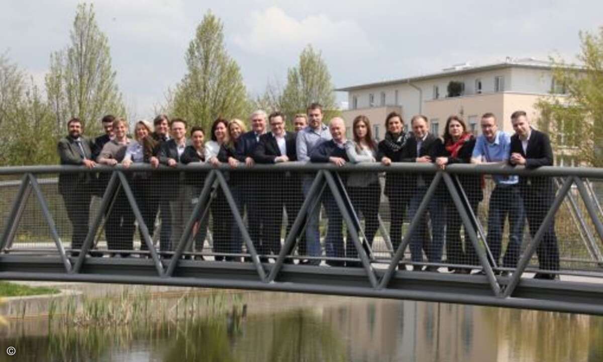 Das CRN-Team genießt die Umgebung der Richard-Reitzner-Allee und lächelt in die Kamera (Foto: Andreas Bohnenstengel)
