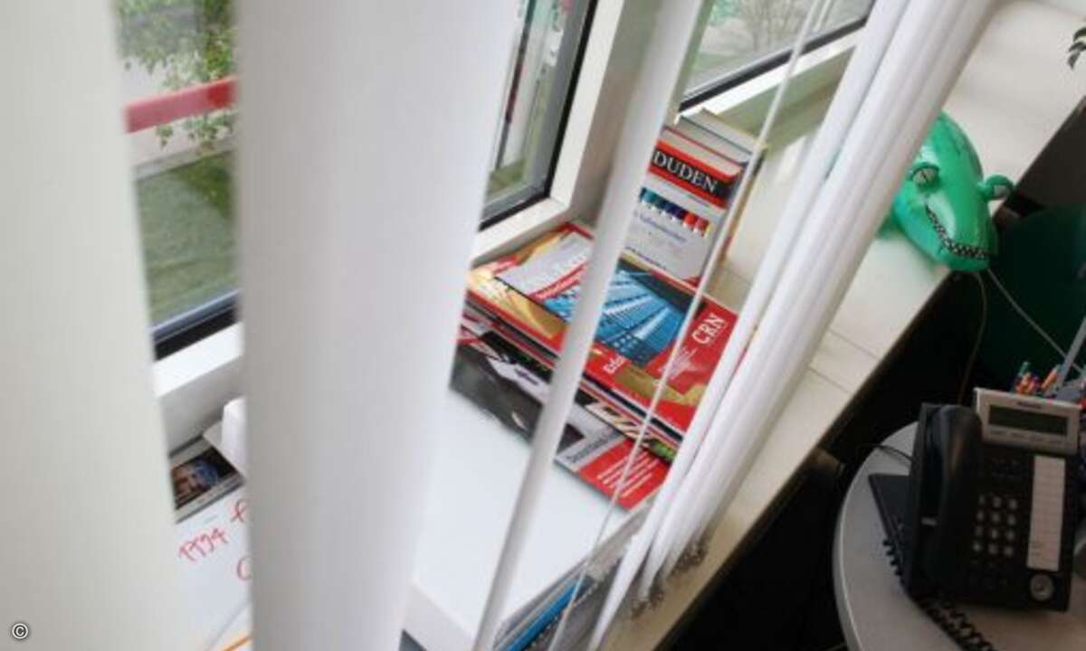 Auch im Internet-Zeitalter schlagen Redakteure noch im Duden nach (Foto: Andreas Bohnenstengel)