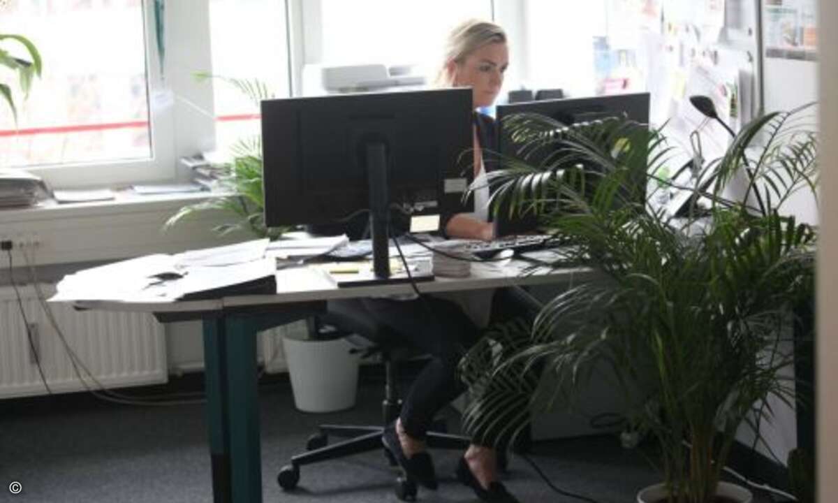 Stellvertretende Anzeigenleiterin Carolin Schlüter bei der Arbeit (Foto: Andreas Bohnenstengel